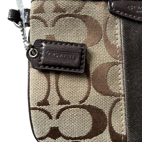 Coach Signature C Jacquard Print Classic Wrislet
Excellent overall condition - Picture 3 of 4